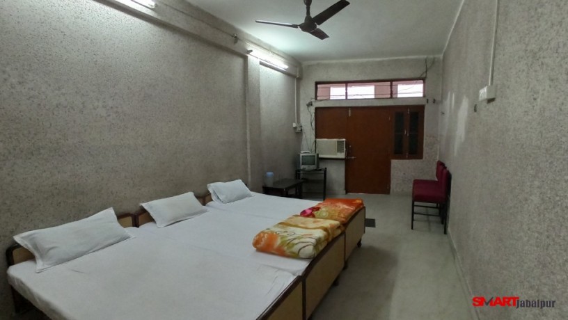 economy-hotel-in-main-market-jabalpur-budget-hotel-in-heart-of-jabalpur-reasonable-hotel-in-jabalpur-hotel-vardhmaan-arya-nivas-in-jabalpur-big-2